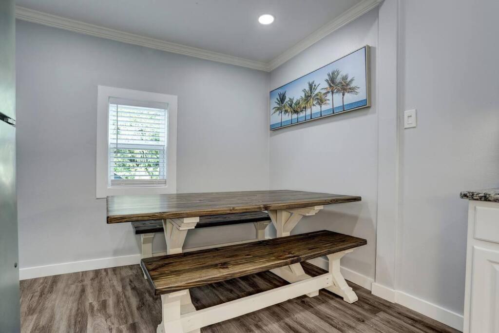 גלווסטון Renovated Beach Bungalow! מראה חיצוני תמונה